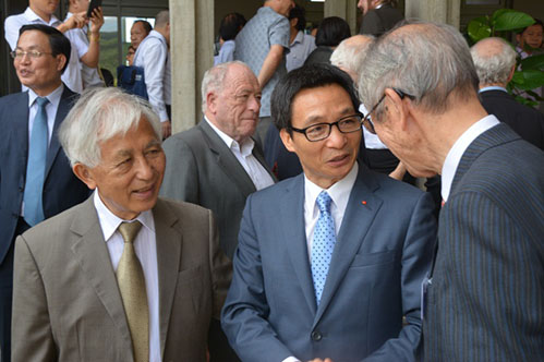 Deputy Prime Minister Vu Duc Dam (in the middle) and prof. Jean Tran Thanh Van (on left)